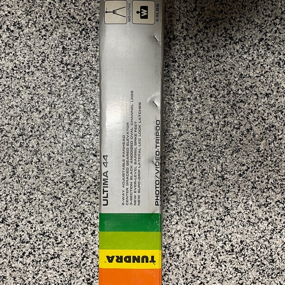 New in box Tundra ultima 44 camera video tripod - Picture 4 of 6